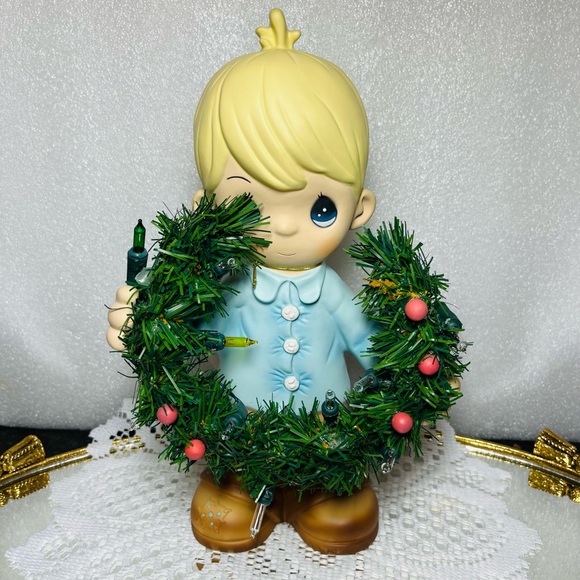 Precious Moments Large Holiday Boy With light up Wreath - Picture 4 of 9